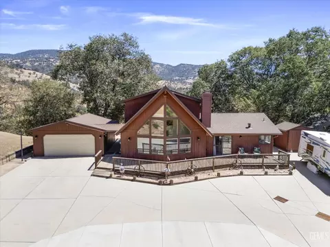 Exterior - 30341 Pinedale Ct, Tehachapi, CA 93561 photo 3 of 11