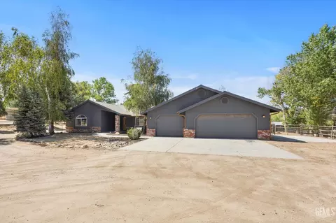 Exterior - 26350 Bear Valley Rd, Tehachapi, CA 93561 photo 3 of 12