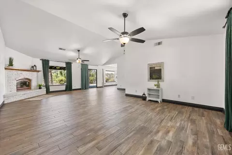 Living - 26350 Bear Valley Rd, Tehachapi, CA 93561 photo 2 of 7