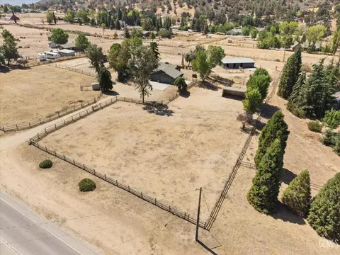View/Area - 26350 Bear Valley Rd, Tehachapi, CA 93561 photo 1 of 4