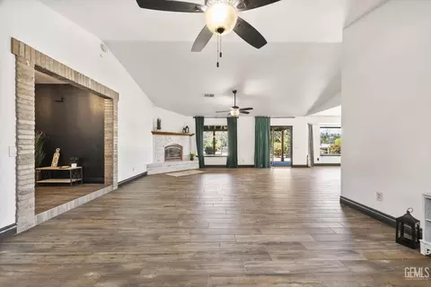 Living - 26350 Bear Valley Rd, Tehachapi, CA 93561 photo 4 of 7