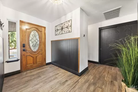 Entry Way - 26350 Bear Valley Rd, Tehachapi, CA 93561 photo 1 of 5