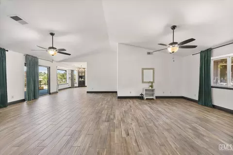 Living - 26350 Bear Valley Rd, Tehachapi, CA 93561 photo 1 of 7