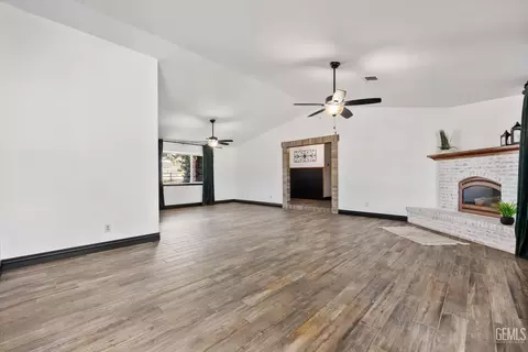 Living - 26350 Bear Valley Rd, Tehachapi, CA 93561 photo 6 of 7