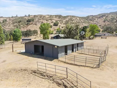 Exterior - 26350 Bear Valley Rd, Tehachapi, CA 93561 photo 12 of 12