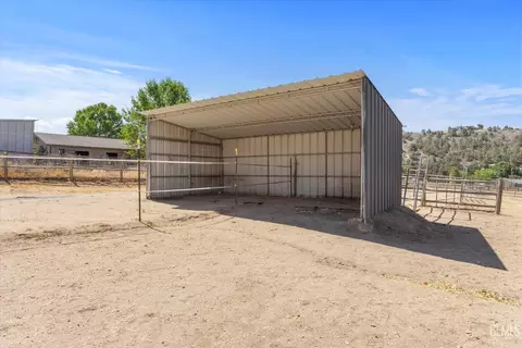 Exterior - 26350 Bear Valley Rd, Tehachapi, CA 93561 photo 9 of 12