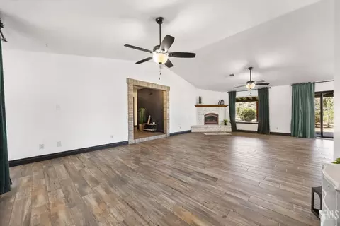 Living - 26350 Bear Valley Rd, Tehachapi, CA 93561 photo 3 of 7