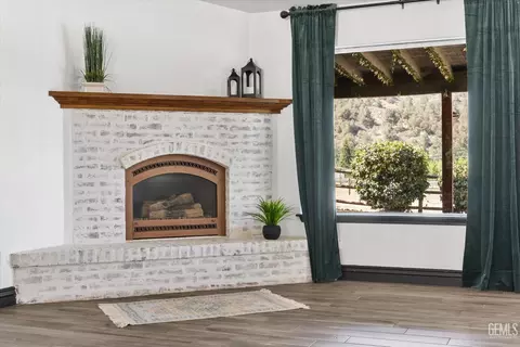 Living - 26350 Bear Valley Rd, Tehachapi, CA 93561 photo 5 of 7
