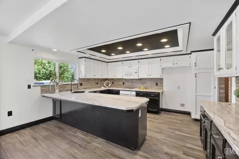 Kitchen - 26350 Bear Valley Rd, Tehachapi, CA 93561 photo 2 of 5