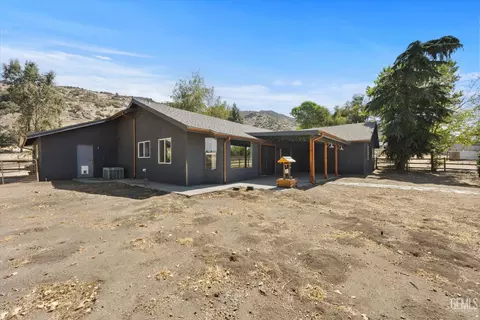 Exterior - 26350 Bear Valley Rd, Tehachapi, CA 93561 photo 5 of 12