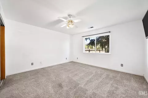 Bedroom - 26350 Bear Valley Rd, Tehachapi, CA 93561 photo 2 of 4