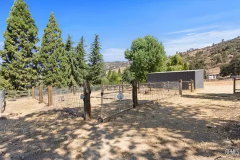 Exterior - 26350 Bear Valley Rd, Tehachapi, CA 93561 photo 7 of 12