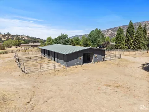 Exterior - 26350 Bear Valley Rd, Tehachapi, CA 93561 photo 11 of 12