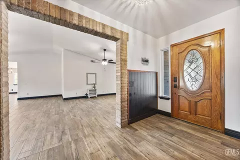 Entry Way - 26350 Bear Valley Rd, Tehachapi, CA 93561 photo 2 of 5