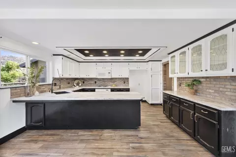 Kitchen - 26350 Bear Valley Rd, Tehachapi, CA 93561 photo 1 of 5