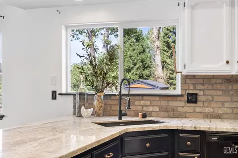 Kitchen - 26350 Bear Valley Rd, Tehachapi, CA 93561 photo 4 of 5