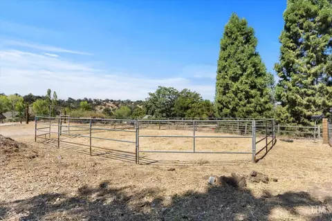 Exterior - 26350 Bear Valley Rd, Tehachapi, CA 93561 photo 8 of 12