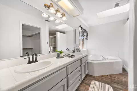 Bath - 26350 Bear Valley Rd, Tehachapi, CA 93561 photo 2 of 4