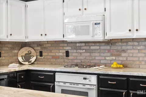 Kitchen - 26350 Bear Valley Rd, Tehachapi, CA 93561 photo 5 of 5