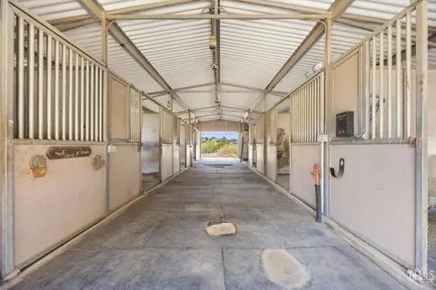 Entry Way - 26350 Bear Valley Rd, Tehachapi, CA 93561 photo 4 of 5