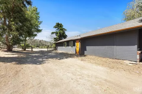 Exterior - 26350 Bear Valley Rd, Tehachapi, CA 93561 photo 6 of 12