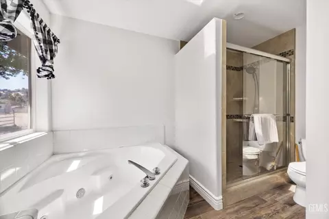 Bath - 26350 Bear Valley Rd, Tehachapi, CA 93561 photo 3 of 4