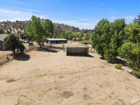 Exterior - 26350 Bear Valley Rd, Tehachapi, CA 93561 photo 10 of 12