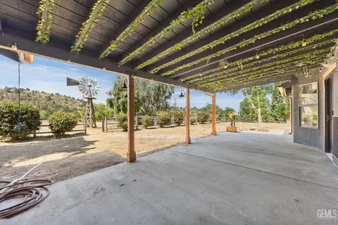 Exterior - 26350 Bear Valley Rd, Tehachapi, CA 93561 photo 4 of 12