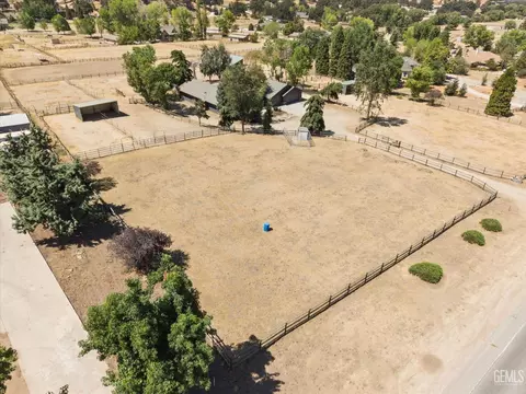 View/Area - 26350 Bear Valley Rd, Tehachapi, CA 93561 photo 2 of 4