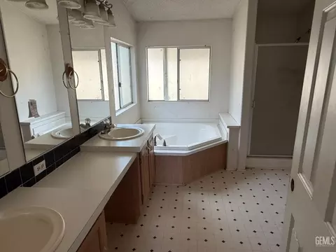 Bath - 28000 Cummings Valley Rd, Tehachapi, CA 93561 photo 1 of 2