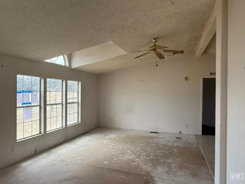 Living - 28000 Cummings Valley Rd, Tehachapi, CA 93561 photo 1 of 2