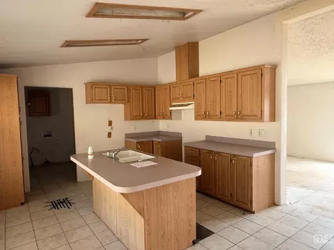 Kitchen - 28000 Cummings Valley Rd, Tehachapi, CA 93561 photo 2 of 3