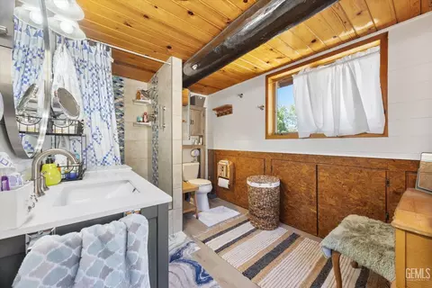 Bath - 26500 Teal Ct, Tehachapi, CA 93561 photo 1 of 5