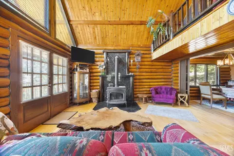 Living - 26500 Teal Ct, Tehachapi, CA 93561 photo 2 of 5