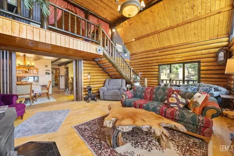 Living - 26500 Teal Ct, Tehachapi, CA 93561 photo 4 of 5