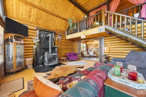 Living - 26500 Teal Ct, Tehachapi, CA 93561 photo 1 of 5