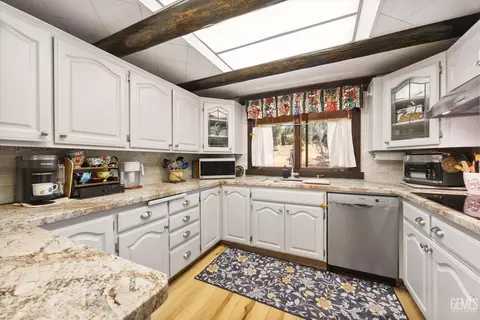 Kitchen - 26500 Teal Ct, Tehachapi, CA 93561 photo 3 of 4