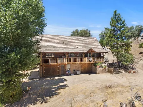 Exterior - 26500 Teal Ct, Tehachapi, CA 93561 photo 7 of 9