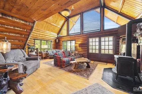Living - 26500 Teal Ct, Tehachapi, CA 93561 photo 5 of 5