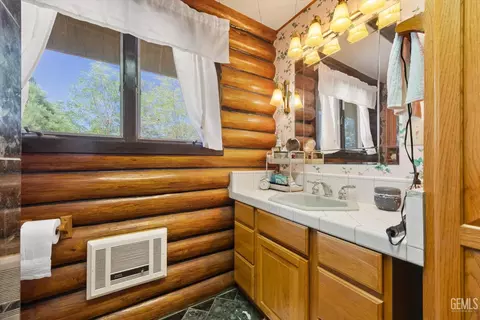 Bath - 26500 Teal Ct, Tehachapi, CA 93561 photo 3 of 5