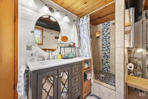 Bath - 26500 Teal Ct, Tehachapi, CA 93561 photo 2 of 5