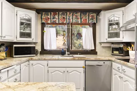 Kitchen - 26500 Teal Ct, Tehachapi, CA 93561 photo 4 of 4