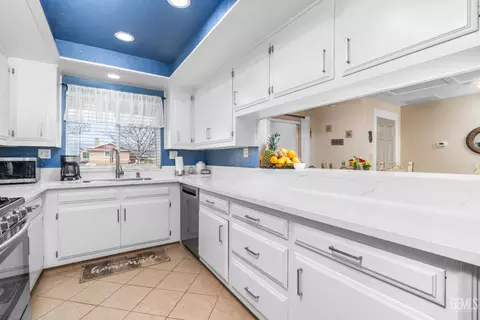 Kitchen - 21621 Golden Hills Blvd, Tehachapi, CA 93561 photo 1 of 3