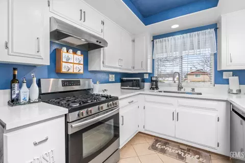 Kitchen - 21621 Golden Hills Blvd, Tehachapi, CA 93561 photo 2 of 3