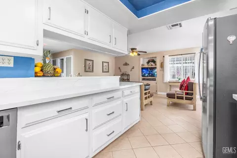 Kitchen - 21621 Golden Hills Blvd, Tehachapi, CA 93561 photo 3 of 3
