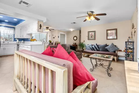 Living - 21621 Golden Hills Blvd, Tehachapi, CA 93561 photo 1 of 1