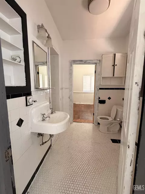 Bath - 429 D St, Taft, CA 93268 photo 2 of 2