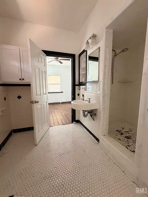 Bath - 429 D St, Taft, CA 93268 photo 1 of 2