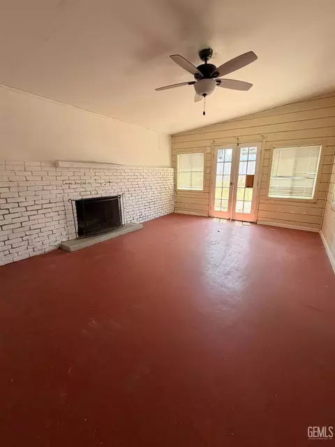 Living - 429 D St, Taft, CA 93268 photo 1 of 2
