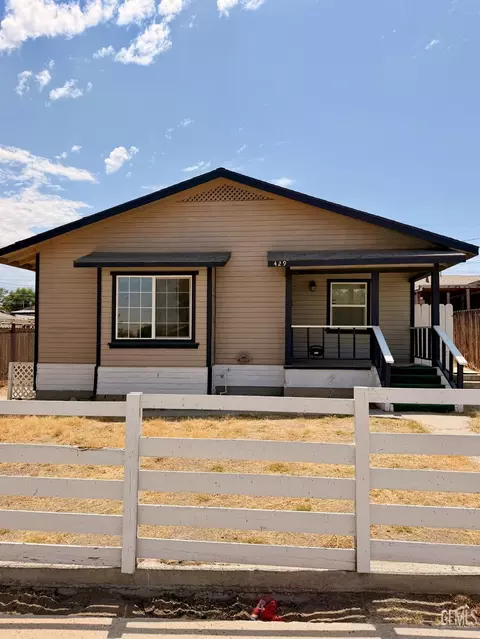 Exterior - 429 D St, Taft, CA 93268 photo 2 of 2